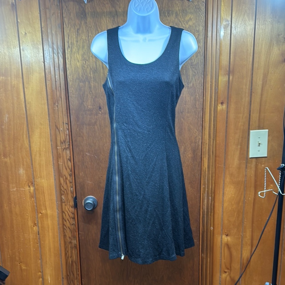 Black Sleeveless Scoop Neck Sheath Mini‎ Dress with side zipper.